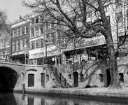 856484 Gezicht op de panden Oudegracht 184 (links) -192 te Utrecht, met links een deel van de Gaardbrug.